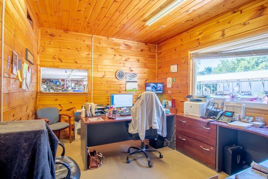 More Photos Of 424 Terrell Rd, Franklin Showroom For Sale