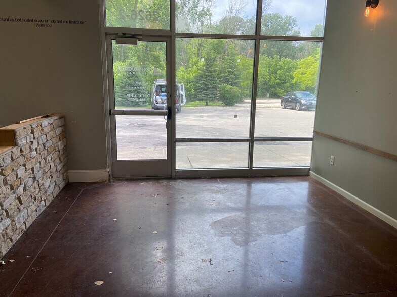 More Photos Of 2626 S Oneida St, Green Bay Storefront For Lease