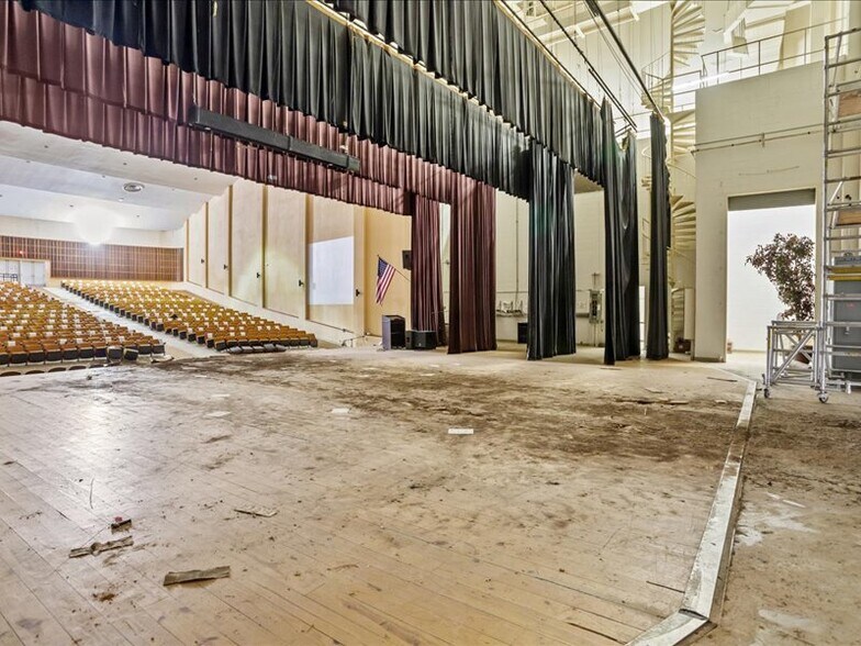 More Photos Of 1819 Spring St, Palestine Specialty For Sale