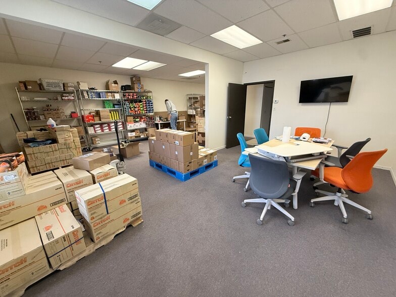 More Photos Of 537 N Wolf Rd, Wheeling Warehouse For Lease