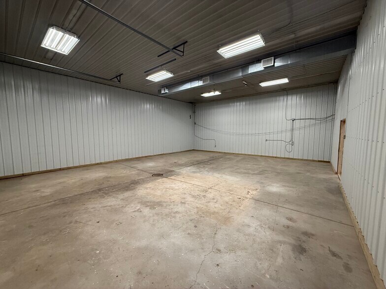 More Photos Of 811 Kim Dr, Mason Warehouse For Lease