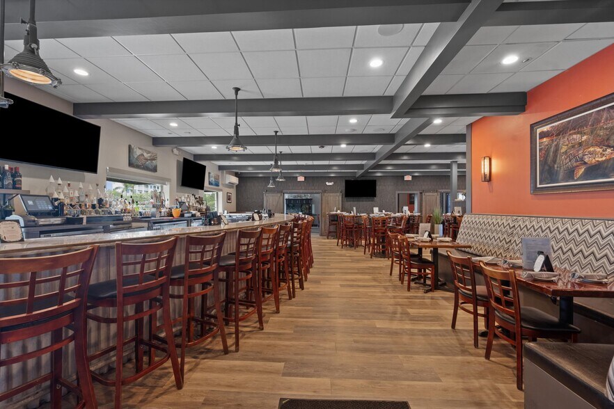 More Photos Of 514 NW Dixie Hwy, Stuart General Retail For Sale