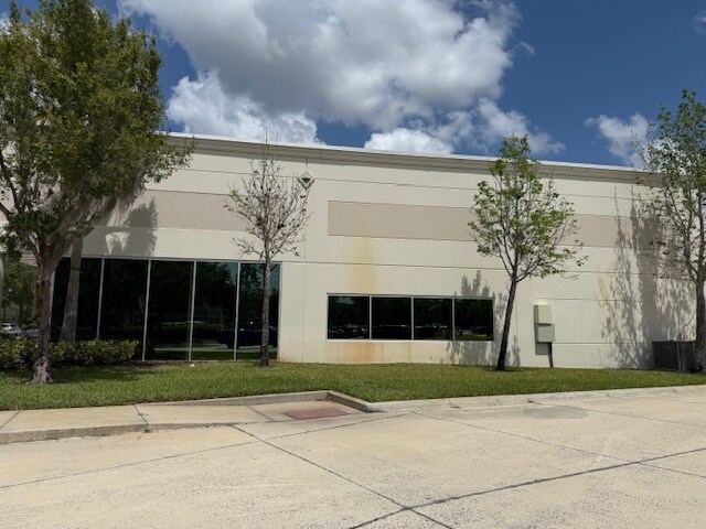 More Photos Of 6557 Hazeltine National Dr, Orlando Distribution For Lease