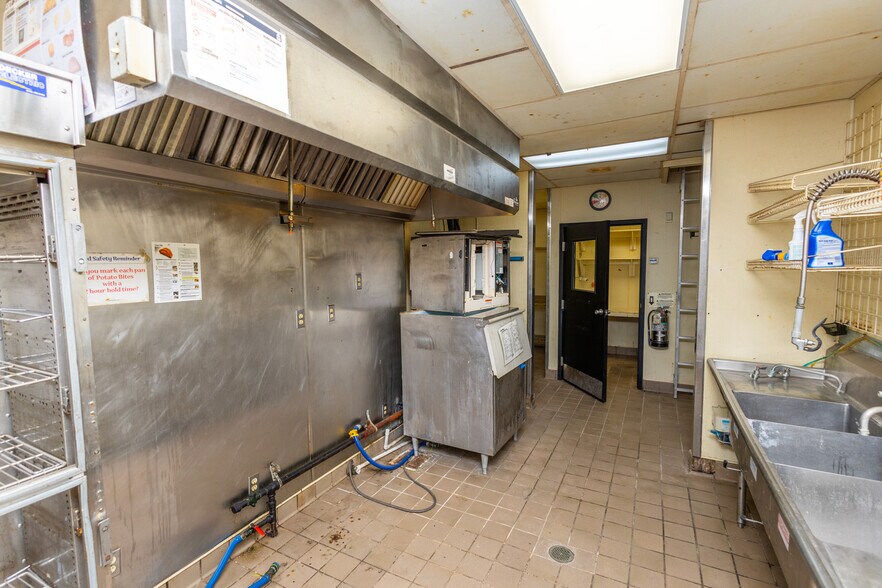 More Photos Of 1403 W 8th St, Wellington Fast Food For Sale