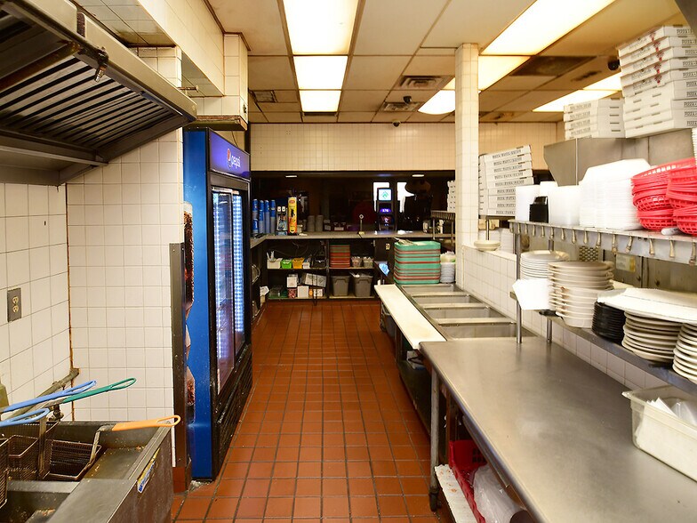 More Photos Of 7880-7890 L St, Omaha Auto Dealership For Sale