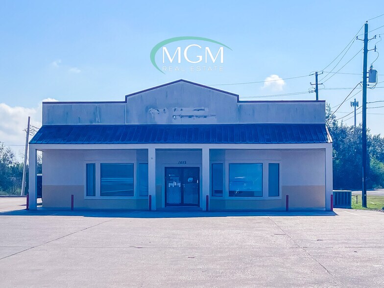 Primary Photo Of 1652 E Houston St, Beeville Healthcare For Lease