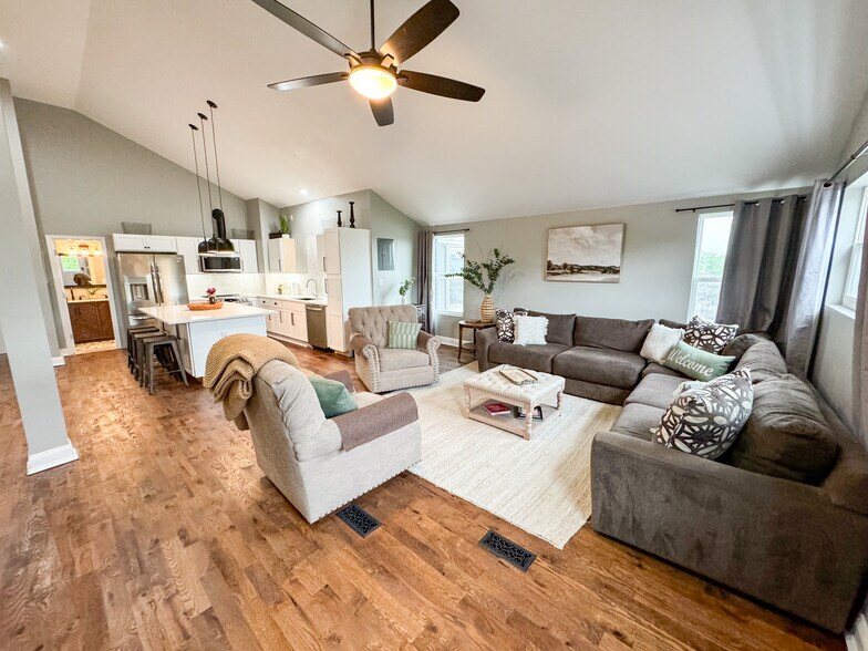 More Photos Of 103 S Jefferson St, Raymore Medical For Sale