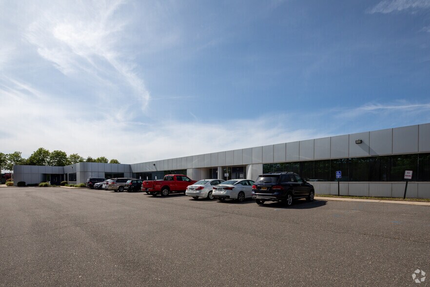 More Photos Of 101-125 Comac St, Ronkonkoma Research And Development For Lease