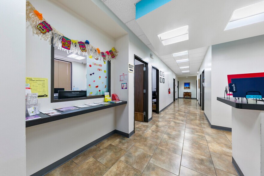 More Photos Of 9809 Rowlett Rd, Houston Showroom For Lease