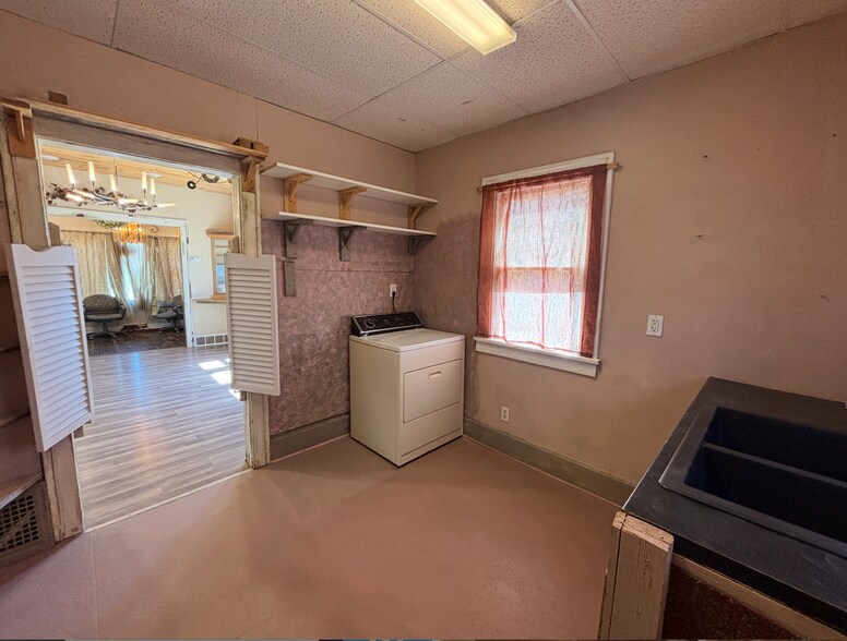 More Photos Of 1923 S Minnesota Ave, Sioux Falls General Retail For Lease
