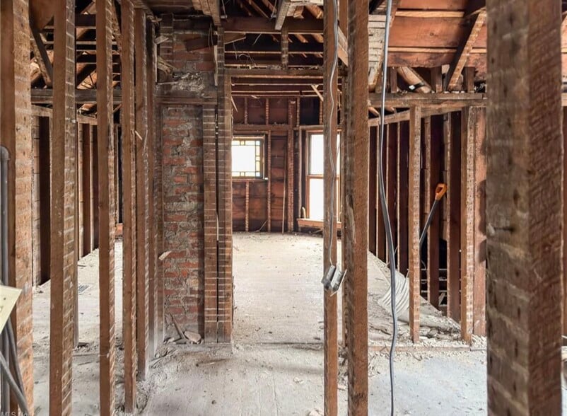 More Photos Of 8301 Lake Ave, Cleveland Flex For Sale