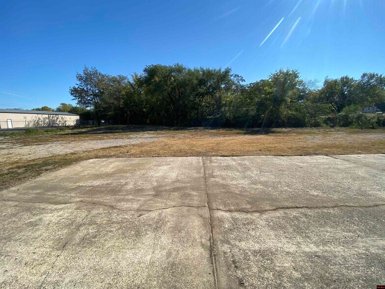 More Photos Of 209 E Wade Ave, Mountain Home Distribution For Sale