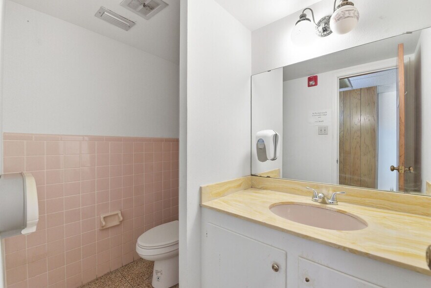 More Photos Of 13026 Rosecrest Dr, Houston Office For Lease