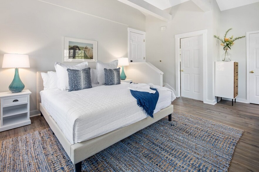 More Photos Of 90 Manaquayak Rd, West Tisbury Hotel For Sale