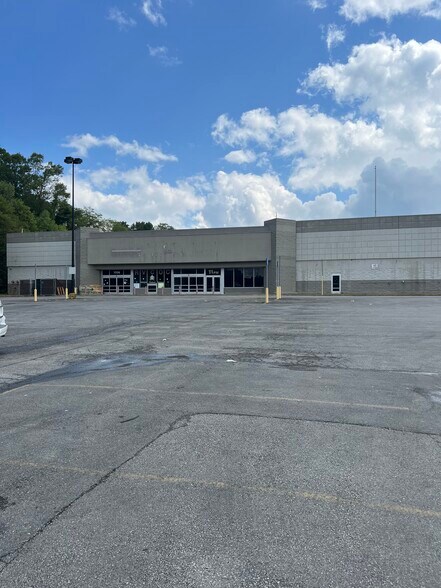 More Photos Of 1556 E Main St, Oak Hill Showroom For Lease