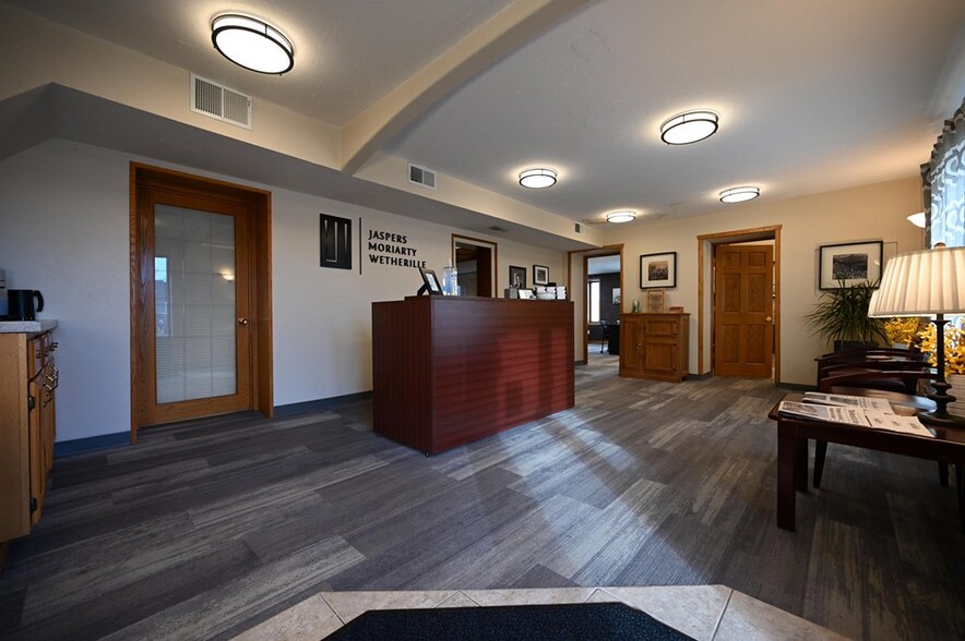 More Photos Of 206 Scott St S, Shakopee Office For Sale