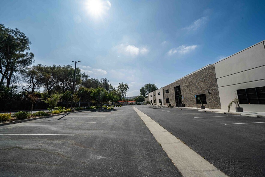 More Photos Of 2001 Saturn St, Monterey Park Light Distribution For Sale