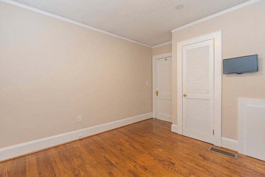 More Photos Of 2006 N Main St, Anderson Office For Sale