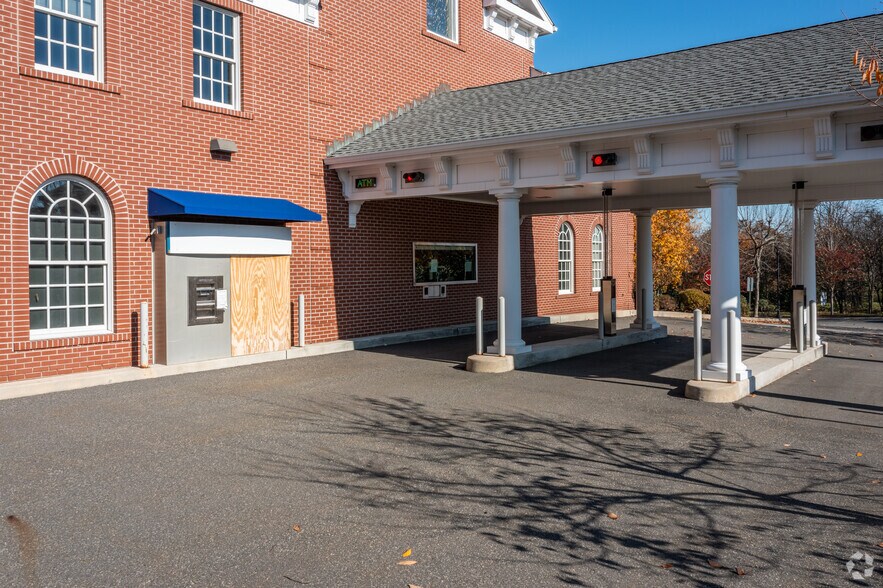 More Photos Of 178 Center St, Clinton Township Medical For Lease