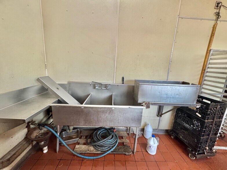 More Photos Of 560 Franklin Ave, Franklin Square Freestanding For Sale