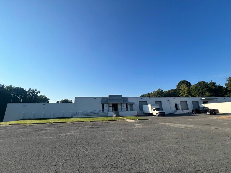 More Photos Of 724 Montana Dr, Charlotte Warehouse For Lease