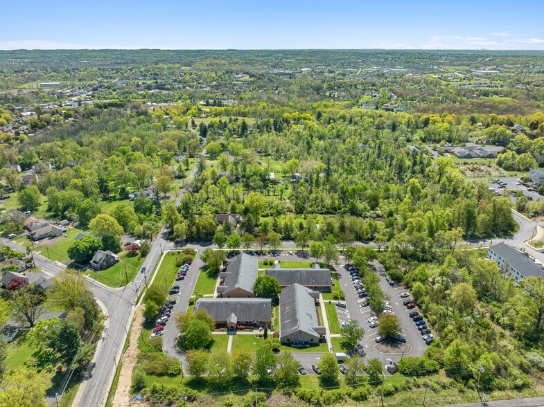 More Photos Of 670 Lawn Ave, Sellersville Medical For Sale