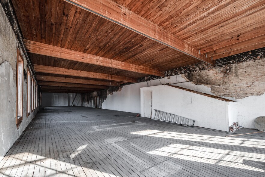 More Photos Of 318 N Washington Ave, Livingston General Retail For Sale