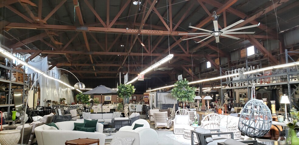 More Photos Of 7115 Darby Ave, Reseda Warehouse For Lease