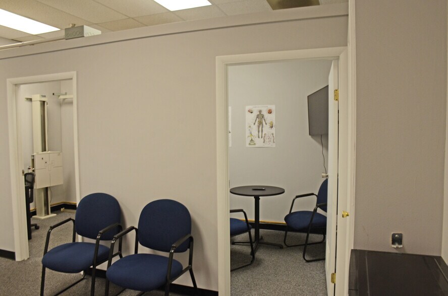 More Photos Of 910-946 N Green Bay Rd, Waukegan General Retail For Lease