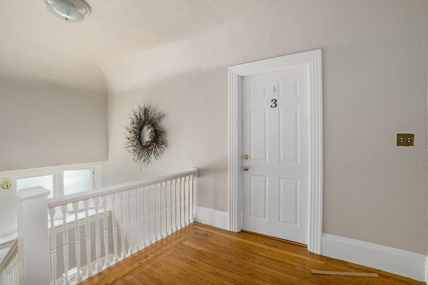 More Photos Of 95 Moss Ave, Oakland Apartments For Sale