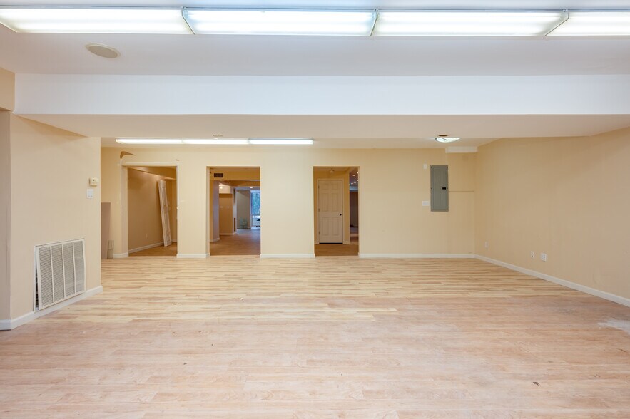 More Photos Of 62 Glen Cove Rd, Roslyn Heights Storefront Retail Office For Lease