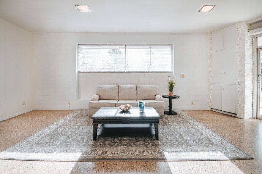 More Photos Of 305 N Laurent St, Victoria Flex For Lease