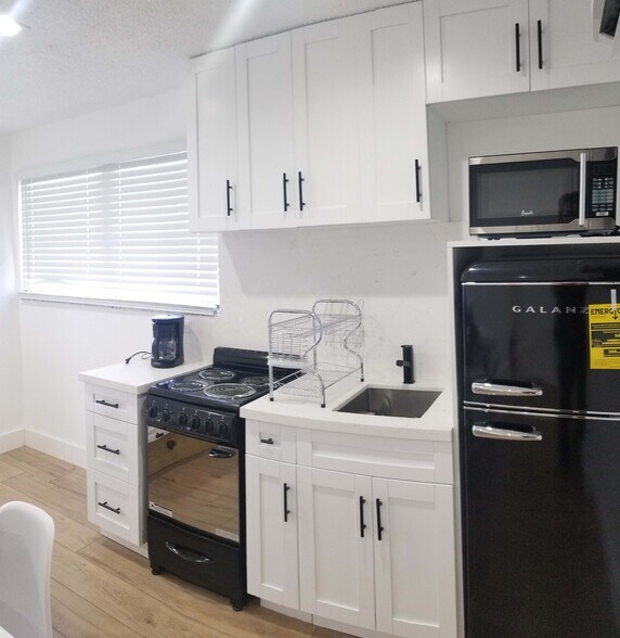 More Photos Of 1858 Dewey St, Hollywood Apartments For Sale