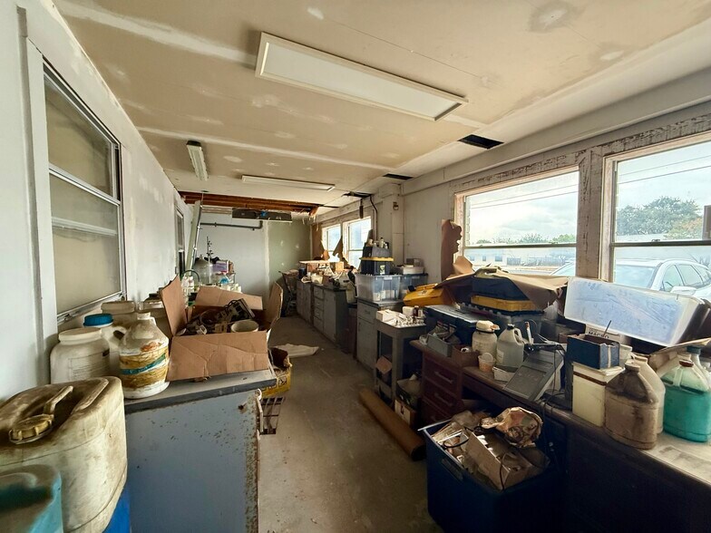 More Photos Of 7927 Mainland Dr, San Antonio Warehouse For Sale