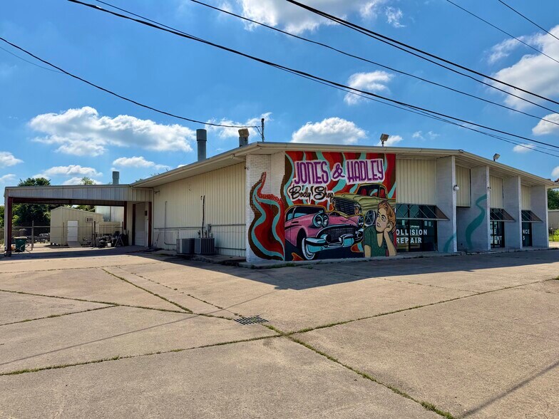 More Photos Of 1417 S Velasco St, Angleton Service For Sale