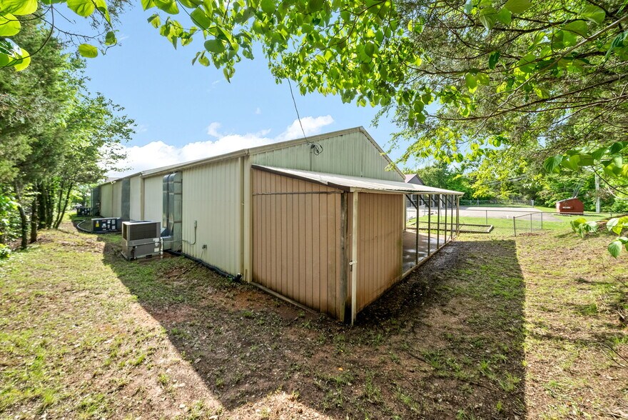 More Photos Of 131 Corporate Dr, Clarksville Flex For Lease