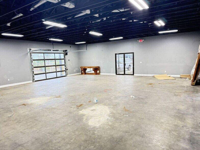 More Photos Of 2130 King St, Cocoa Showroom For Lease