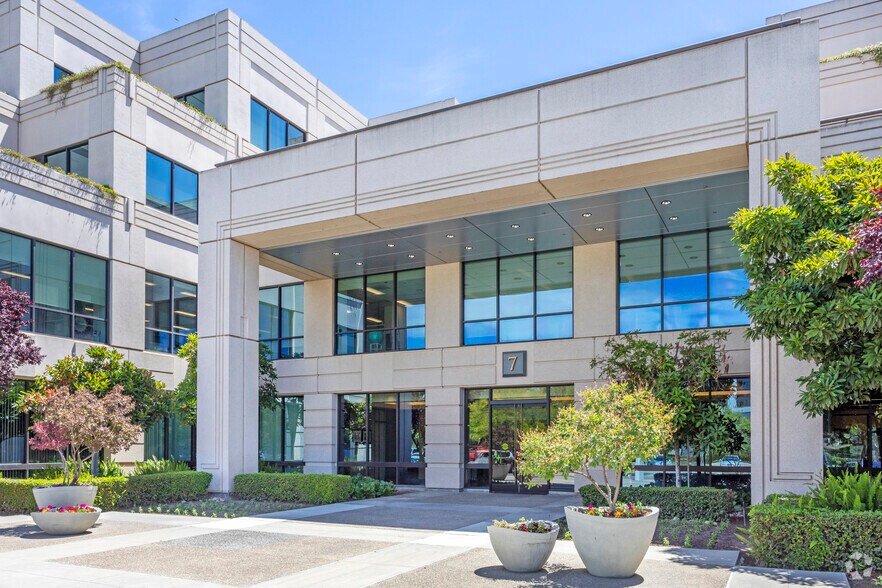 More Photos Of 5-9 River Park Pl, Fresno Office For Lease