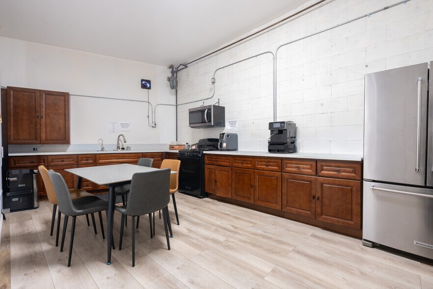 More Photos Of 4943-4941 Telegraph Rd, Los Angeles Showroom For Sale