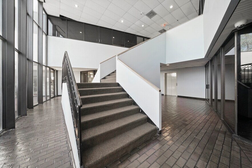 More Photos Of 9207 Country Creek Dr, Houston Office For Sale