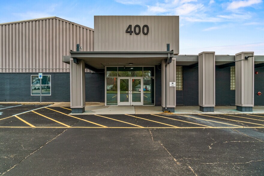 Primary Photo Of 400 W Maple Rd, Troy Office For Sale