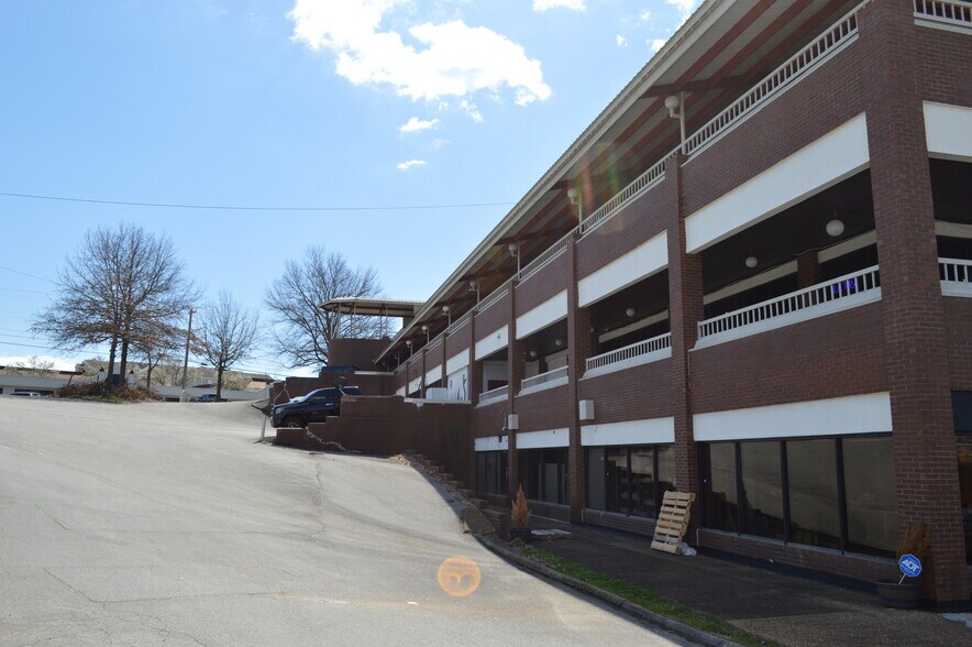 More Photos Of 7010 Lee Hwy, Chattanooga Storefront Retail Office For Sale