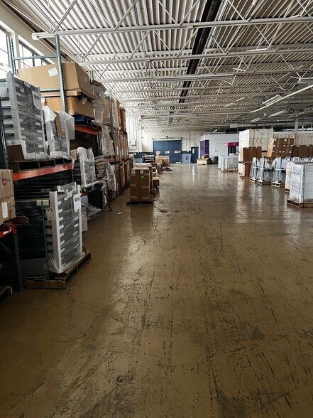 More Photos Of 15201 E 12 Mile Rd, Roseville Warehouse For Lease