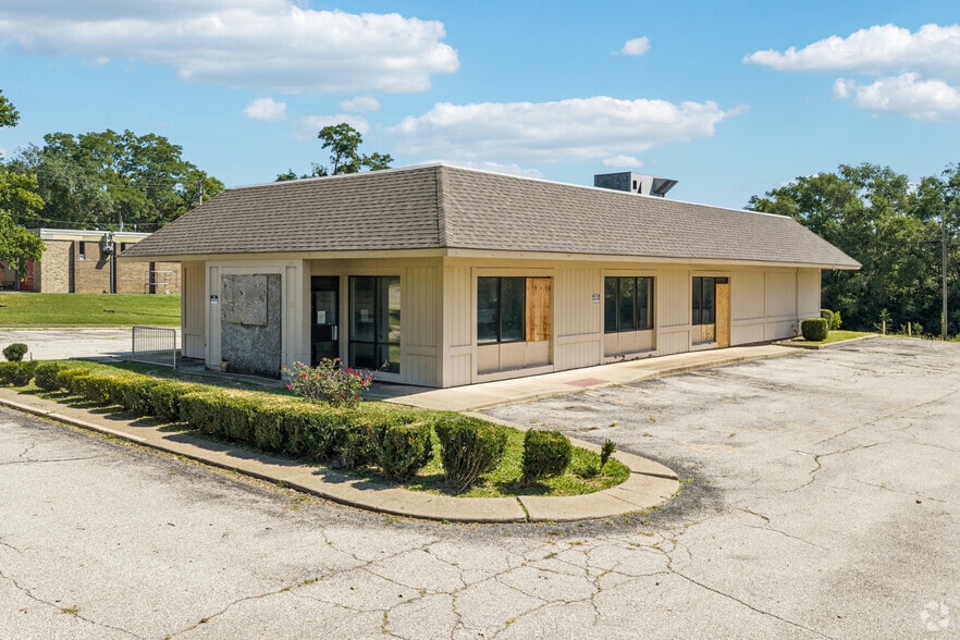 More Photos Of 2920 NE Adams St, Peoria Freestanding For Sale