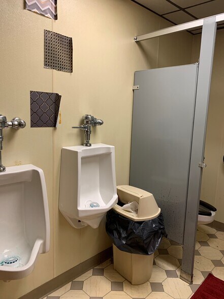 More Photos Of 10 Enfield St, Cincinnati Freestanding For Lease