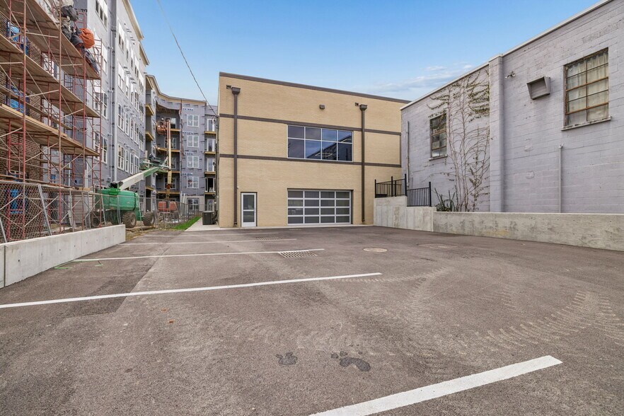 More Photos Of 702 Woodland St, Columbia Showroom For Sale
