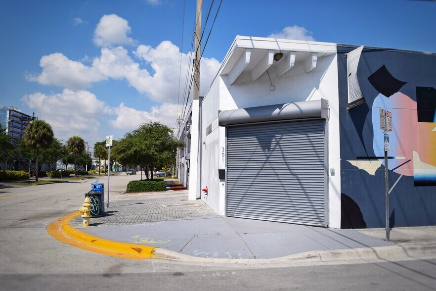 More Photos Of 301-311 NW 28th St, Miami Showroom For Lease
