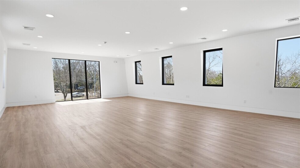 More Photos Of 200 W Montauk Hwy, Hampton Bays Freestanding For Lease