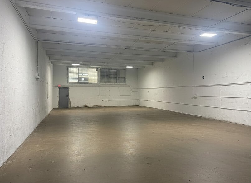 Primary Photo Of 4330-4342 E 10th Ct, Hialeah Warehouse For Lease