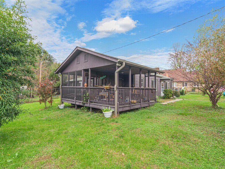 More Photos Of 307-321 S Washington St, Hendersonville Land For Lease